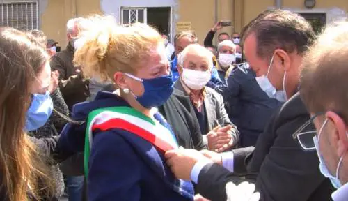 Per il funerale del sindaco non ci sono divieti: almeno 200 in strada