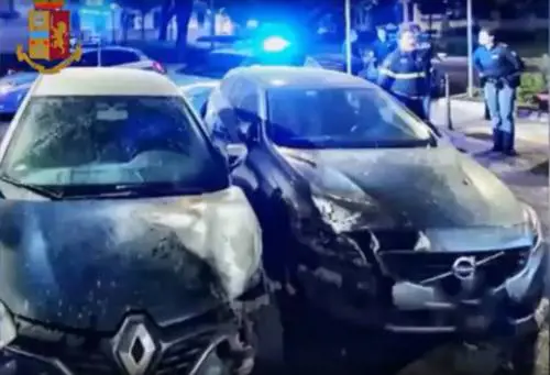 Bengalese irregolare colto in flagrante mentre dà fuoco alle auto