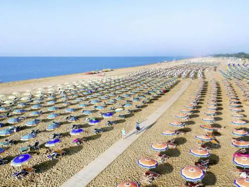 In spiaggia con l'app ed aree di 54 mq tra ombrelloni: mare e monti in cerca di turisti