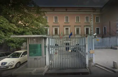 Calci alla testa e al torace agente massacrato di botte in carcere