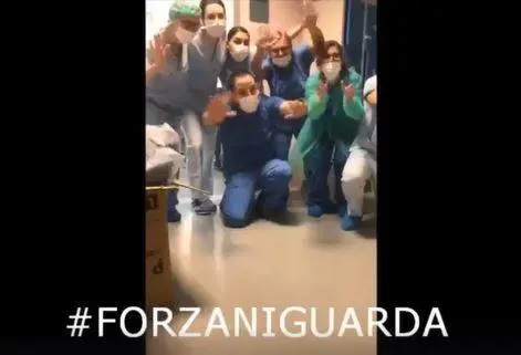 Il Niguarda chiude una delle 5 terapie intensive: medici e infermieri festeggiano