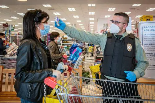 Lo studio: "Il coronavirus non si prende al supermercato"