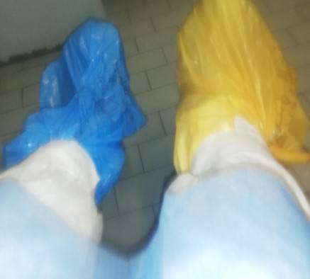 Buste di plastica come calzari per soccorrere i pazienti Covid