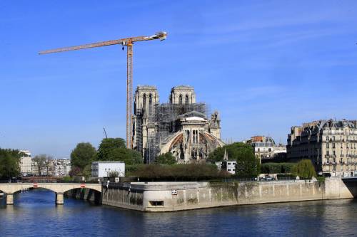Parigi, trovate "tracce minime" di Covid nell'acqua non potabile