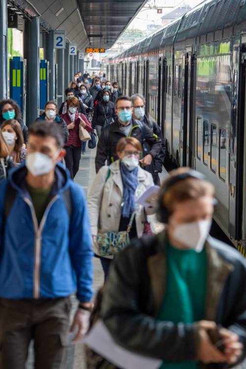 Milano, afflusso di pendolari in aumento alla stazione Cadorna