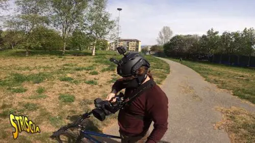 Striscia la notizia, calci e insulti a Vittorio Brumotti dai pusher di Torino