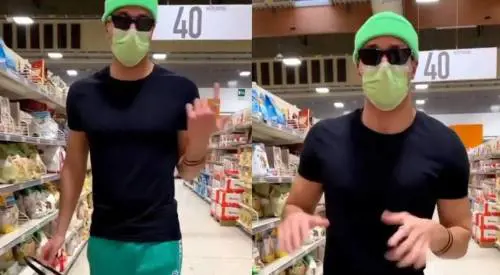 Onestini balla e canta al supermercato. In rete viene massacrato (d'insulti)