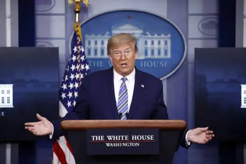 Trump chiude i confini: "Stop alle green card: tuteliamo lavoratori Usa"