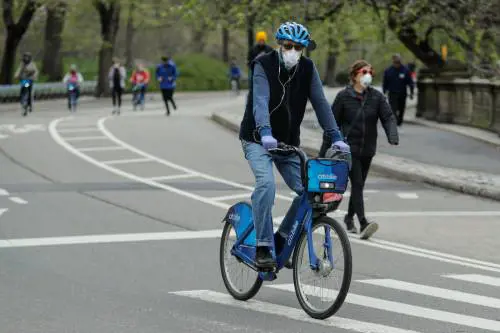 Il coronavirus non ferma Central Park: centinaia di persone al parco