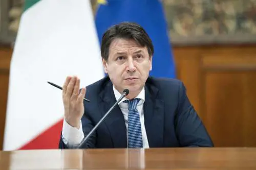 Sì al 25 aprile no alle messe Il virus è rosso