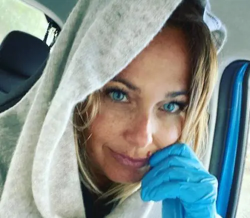 La Bruganelli va a fare la spesa Ma c'è la gaffe: "Le mani così...?"