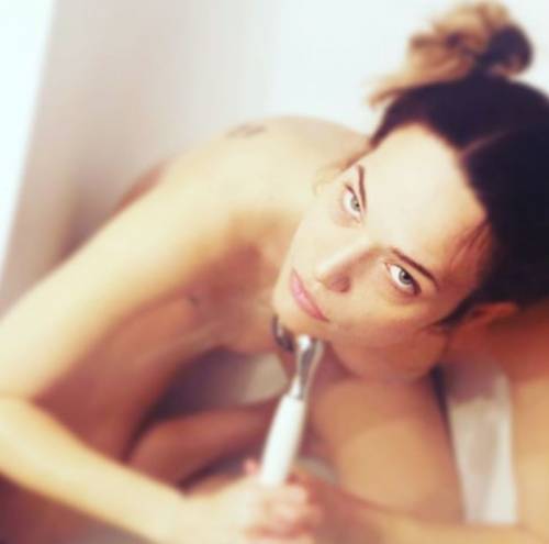 Laura Chiatti nuda nella vasca da bagno
