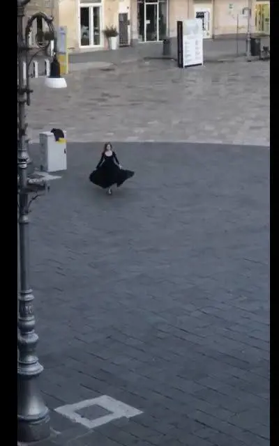 Lecce, balla la pizzica in piazza Sant'Oronzo per esorcizzare il Covid