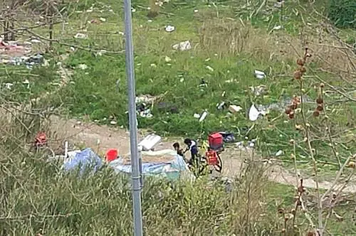 Discariche, roghi tossici e pic-nic: sul Lungotevere di Pietra Papa spunta una nuova favela