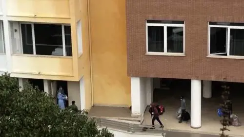 "I migranti trasferiti in segreto negli hotel destinati agli infetti"