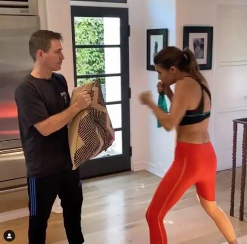 Elisabetta Canalis prende a calci e pugni il marito. Ma è un allenamento