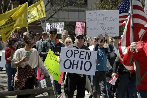 Quelle due facce dell'America che si scontrano nell'epidemia