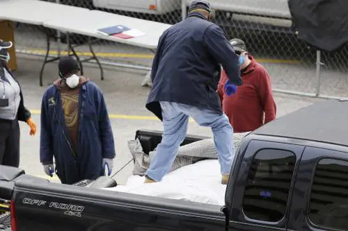 Usa, corpi di morti trasportati sul retro aperto di un pick up