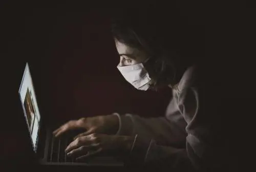 In coda senza mascherina? Una webcam fa scattare l'allarme