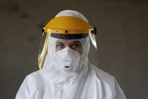 Un operatore sanitario (Fotogramma)
