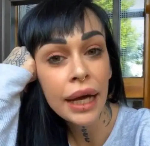 "Non sto con uno che mette la f... delle altre sui social": è finita fra Junior Cally e la Dallari