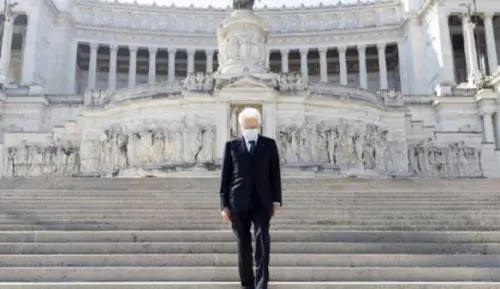 Mattarella celebra il 25 aprile da solo indossando la mascherina
