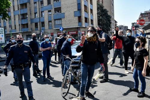 Antagonisti sfidano la polizia. Rompono lockdown a Milano