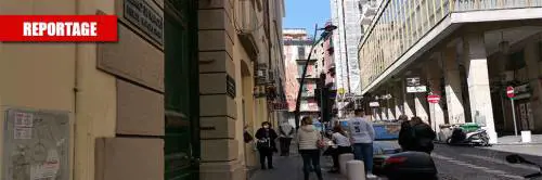 La fila per il banco dei pegni Gli italiani ora si tolgono l'oro