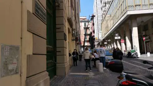 La coda davanti al banco dei pegni di Napoli