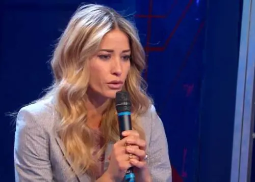 La Santarelli scoppia in lacrime "Fatico ad alzarmi al mattino..."