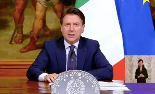 "Mantenere le distanze sociali": Conte decide di non decidere