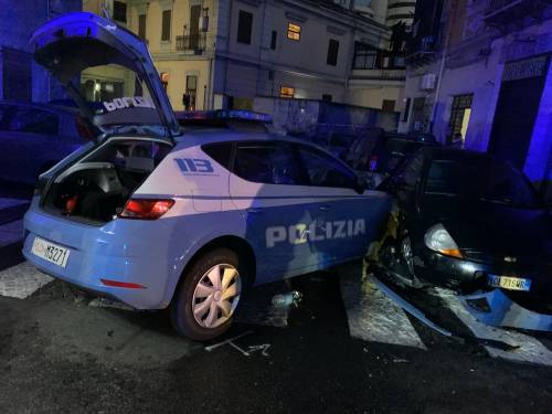 Poliziotto ucciso a Napoli, l'auto distrutta e i soccorsi