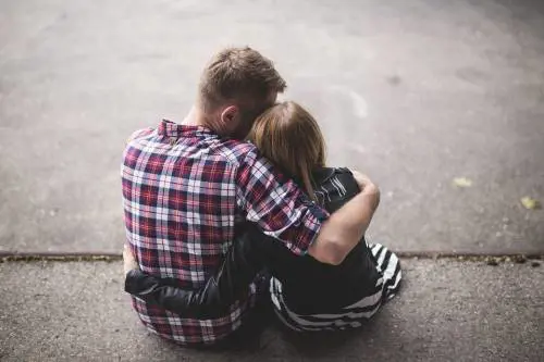 Milano, il bacio in strada costa 400 euro di multa alla coppietta