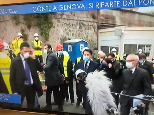 Coronavirus, quelle immagini di Conte che fanno arrabbiare gli italiani
