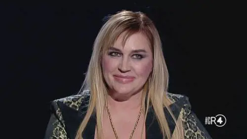 Lory Del Santo: "Lasciateci liberi o impazziremo. Non mi faccio vedere perché ho la ricrescita"