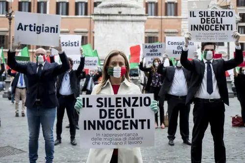 Flash mob della Meloni davanti Palazzo Chigi