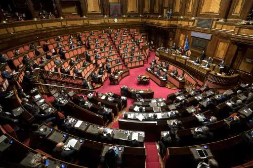 Sondaggio, cala la fiducia nel governo. E FdI sta per superare il M5s