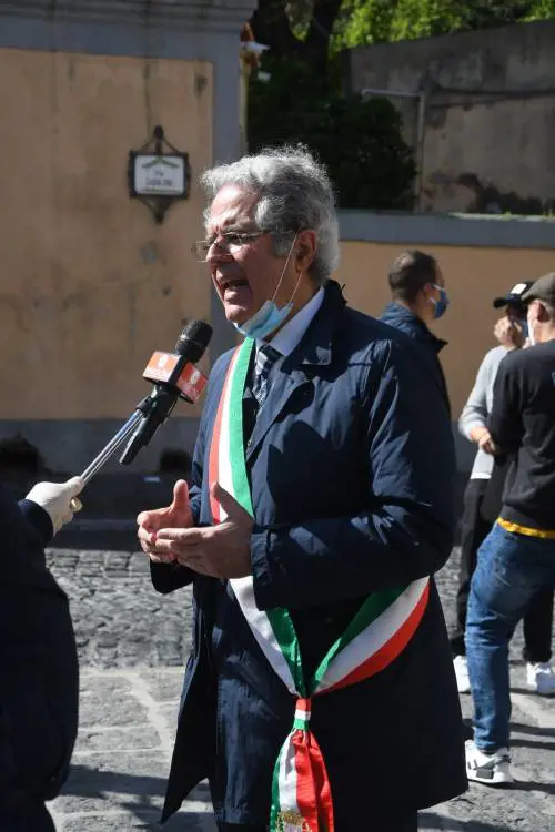 I commercianti dei comuni di Ischia consegnano al sindaco le chiavi dei loro negozi che non riapriranno 