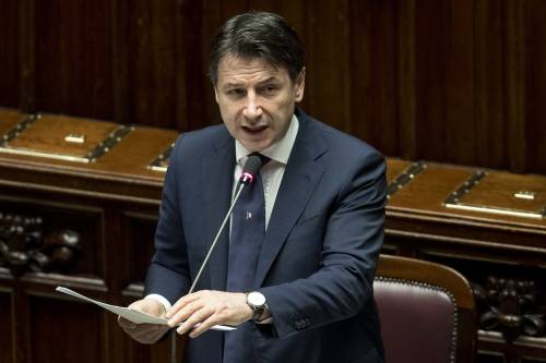 Conte parla senza mascherina: è bagarre alla Camera
