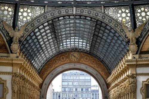 Coronavirus, a Milano la Galleria Vittorio Emanuele è deserta