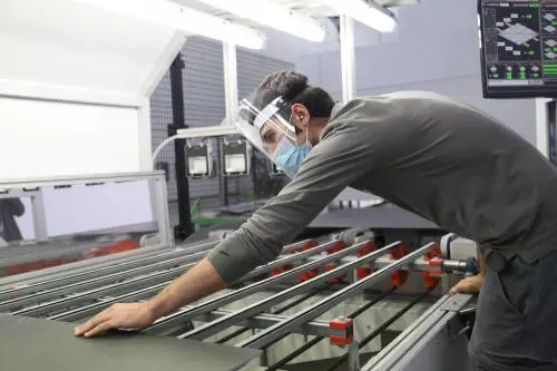 Paese al tappeto: -596mila addetti. Produzione industriale giù dell'11,4%