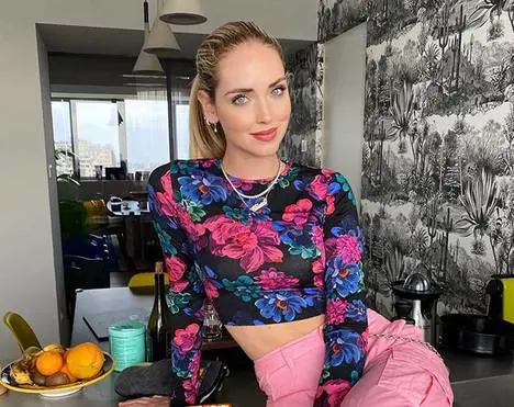 Chiara Ferragni ricoperta di insulti per una lasagna: “Marchettara, ridicola”