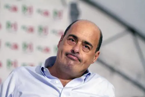 Zingaretti augura buon 1 maggio agli italiani: la foto fa discutere