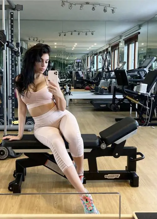 Georgina Rodriguez stende i panni in tanga, il web esplode: “Lo fa un po' come tutte”