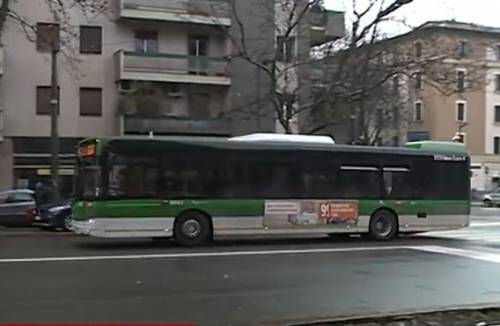 Milano, in trenta sul bus  e si rifiutano di scendere: scatta l'allerta per il virus