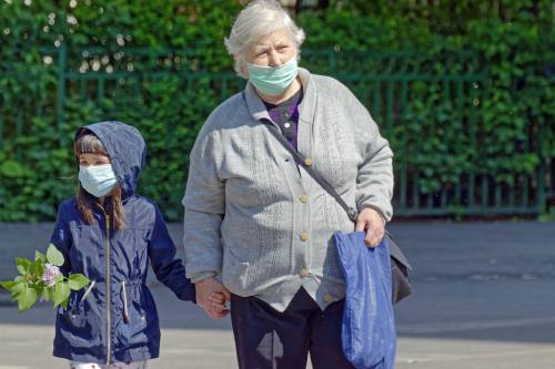 Le mascherine e niente pranzo, ecco la visita "sicura" ai nonni