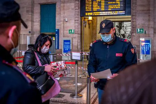 Milano, code e controlli in stazione Centrale