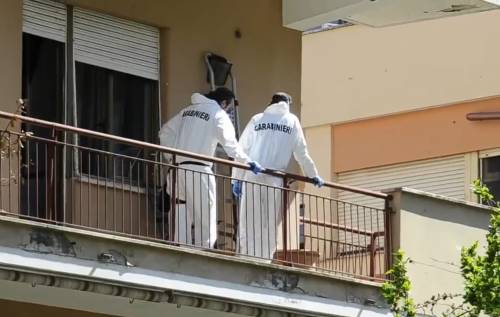 Nuovo orrore in via Fani: il marito morto in casa, lei lo brucia in balcone