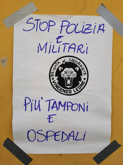 Quei cartelloni choc a Napoli che offendono l'agente morto