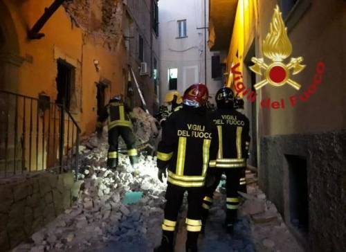 Esplosione nel centro storico di Marino: crolla una palazzina